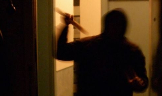 Einbrecher im Haus: 10 Verhaltenstipps für zwei Szenarien